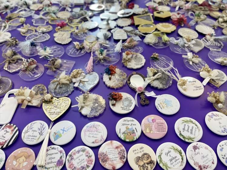 <p>İkramlık nikah şekeri kültürünün değişim gösterse de sürdüğünü aktaran Bakırkalay, "Nikah salonundan çıkarken takdim edilen o eski badem şekerlerinden pek kalmadı. Daha çok kolonyalar, jeller (dezenfektan) kullanılmaya başlanıldı. Pandemi dönemini atlattık, şu anda yavaş yavaş onlar da azalmaya başladı." dedi.</p>
<p> </p>