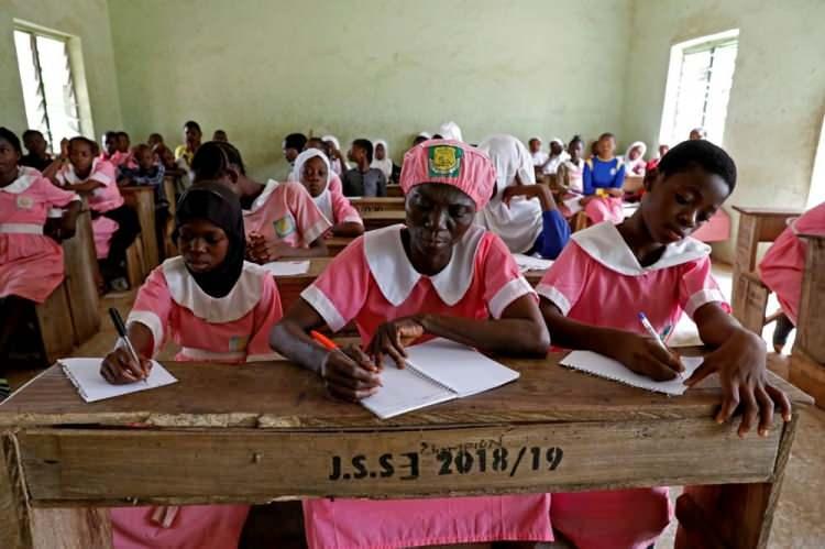 <p>25 Mart'ta, 50 yaşındaki Shade Ajayi, Nijerya'nın Kwara eyaletinde, Ilorin'deki Gramer Okulu'nda ders sırasında not alıyor.</p> <p> </p> 