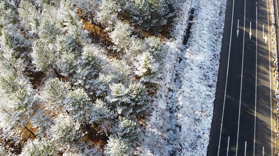 <p>Kar yağmasına sevinen bazı yayla sakinleri, cep telefonlarıyla fotoğraf çekti.</p>
