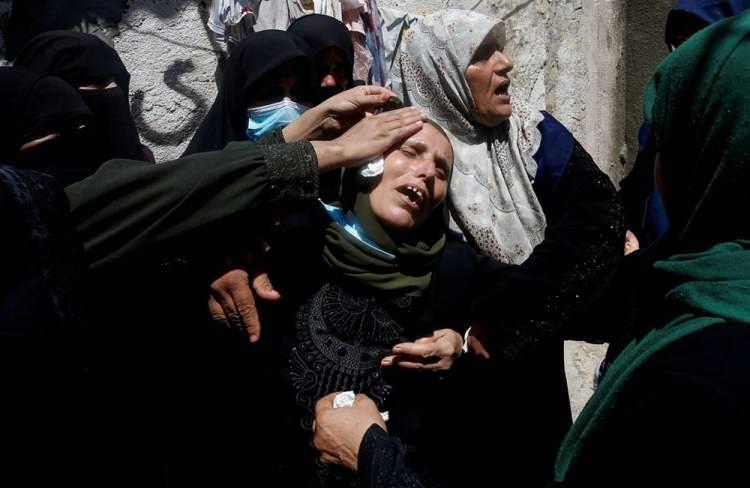 <p>25 Ağustos’ta, İsrail-Gazze sınırında İsrail karşıtı bir protesto sırasında aldığı yaradan ölen Filistinli Usame Deeij'in annesi, kuzey Gazze Şeridi'ndeki cenaze töreninde ağıt yakıyor.</p> <p> </p> 