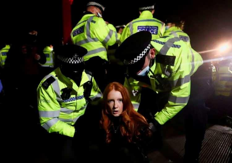 <p>13 Mart’ta, Sarah Everard'ın Londra, İngiltere'de kaçırılıp öldürülmesinin ardından insanlar Clapham Common Bandstand'daki bir anma alanında toplanırken polis bir kadını gözaltına aldı.</p> <p> </p> 