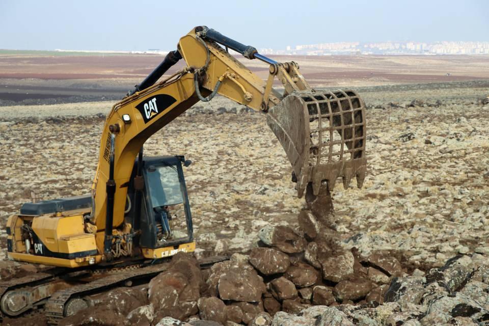 <p>O bölgede bugüne kadar 20 bin dönüm alanı temizledik, tarıma elverişli hale getirdik. Hiçbir ücret almadan hak sahiplerinin tarlalarını temizledik, onlara verdik. </p>