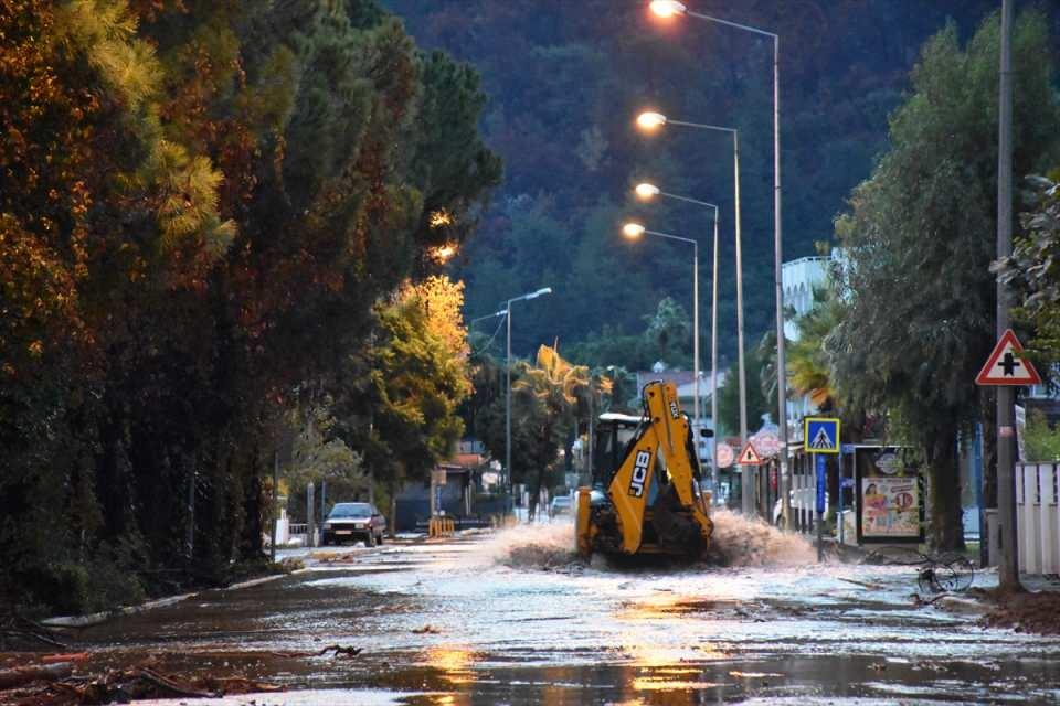 <p>Derelerden akan çamurlu su, İçmeler Körfezi'nde denizin rengini kahverengiye dönüştürdü.</p>
