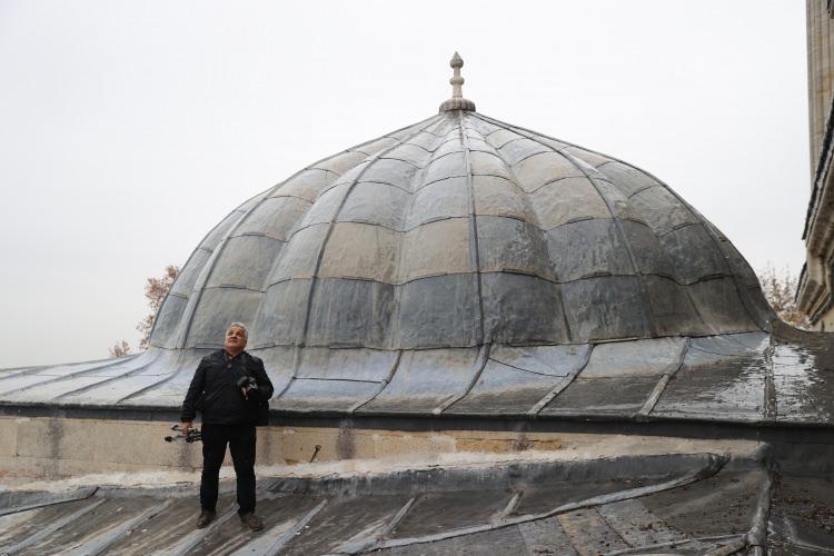 <p>Türkiye'nin Osmanlı mirası camilerinin kubbelerini içerden ve dışarıdan fotoğraflayarak farklı bir bakış açısı sunan fotoğrafçı Cemil Şahin, en çok Mimar Sinan'ın başyapıtı Selimiye Camisi'nin kubbesini fotoğraflamayı seviyor.</p>
