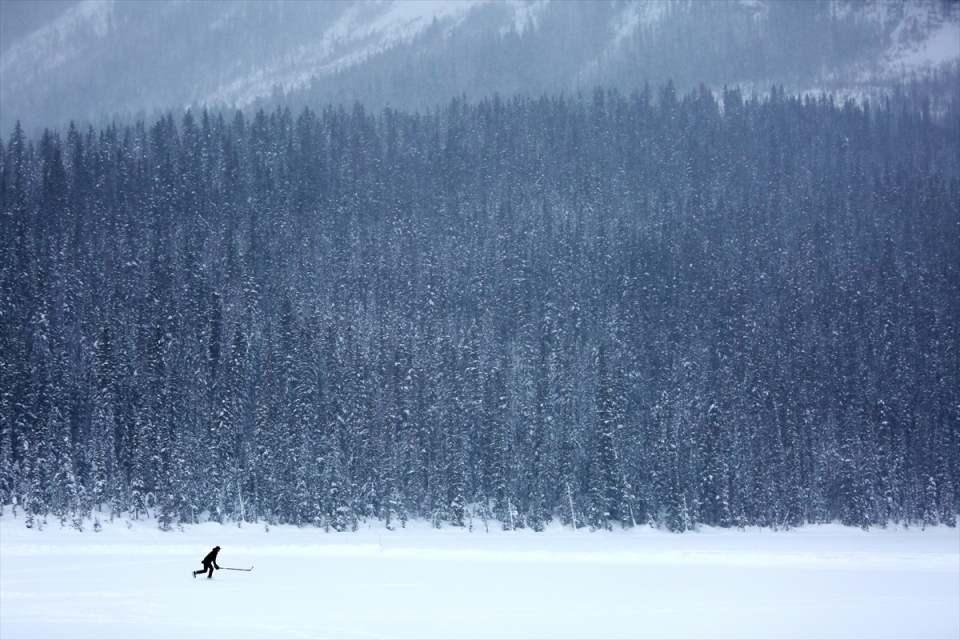 <p>Kanada'nın Alberta eyaletindeki Banff Ulusal Parkı'nda yer alan Louise Gölü, donarak buz pisti haline geldi. Bölgeye gelen turistler, yüzeyi tamamen donan gölün üzerinde buz hokeyi oynadı.<br />
<br />
<strong>Foto Muhabiri Mert Alper Derviş</strong></p>
