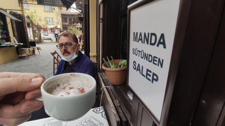 <p>Salep vücut direncini artırıyor, aynı şekilde manda sütü de vücut direncini artırıyor ve bağışıklığı güçlendiriyor. İkisinin birleşimiyle ortaya güçlü bir karışım çıktı.</p>