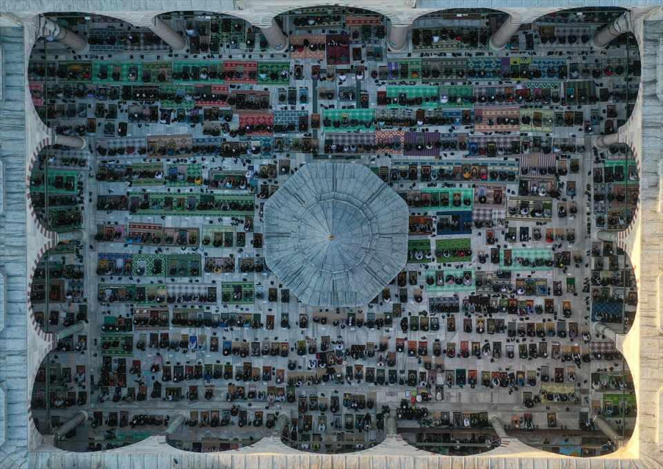 <p>İstanbul'daki Fatih Camisi’nde Ramazan Bayramı’nın ilk günü namaz, Kovid-19 nedeniyle ''sosyal mesafe kuralı''na uygun kılındı.<br />
<br />
<strong>Foto Muhabiri Muhammed Enes Yıldırım</strong></p>
