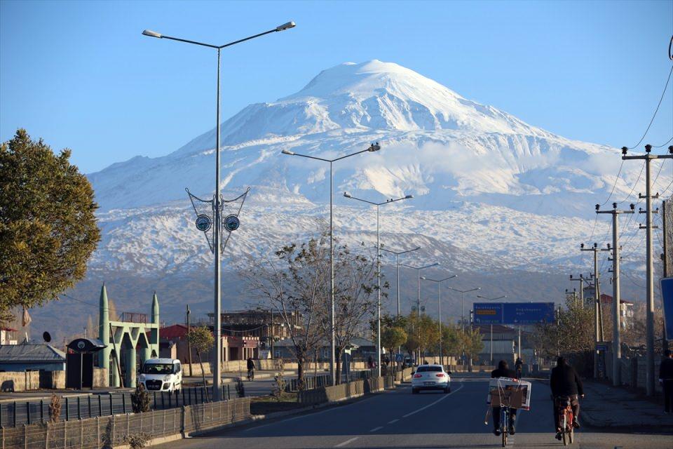 <p>Mevsimin ilk kar yağışının 21 Ağustos'ta etkili olduğu dağ, dün yağan kar ile zirvesinden eteklerine kadar beyaz örtüyle kaplandı.</p>

<p> </p>
