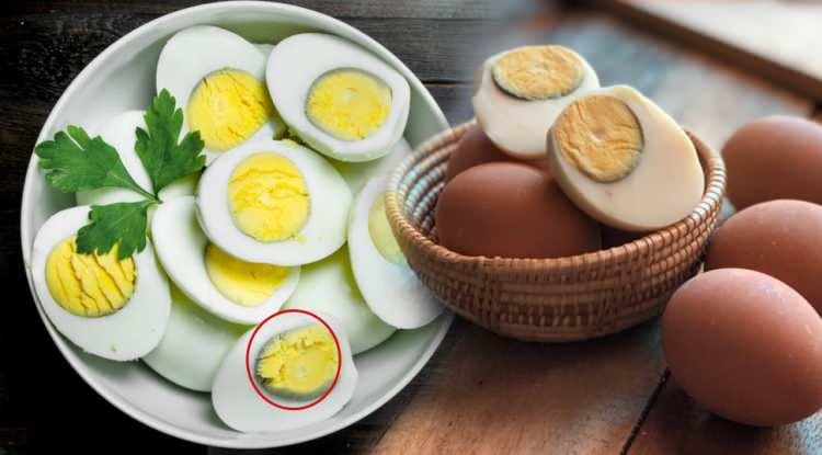 <p><strong>Yumurta kahvaltı öğünlerinin vazgeçilmez yiyeceği ve proteinli gıdasıdır. Uzmanlara göre fazla haşlanan yumurtaların sağlık açısından riskli olduğunu belirtilmektedir. Peki yeşile dönen yumurta yenir mi, Yumurta sarısı neden grileşir? İşte yeşile dönen yumurta sarısı ile ilgili tüm merak edilenler...</strong></p>
