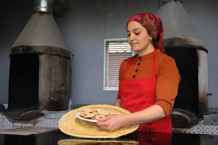 <p>Tandır kahkesinin ağızlarda güzel bir tat bıraktığını belirten Dönmez, "Zeytin hasadının yapıldığı dönemde zeytinyağıyla elde edilen kahkemiz yöresel bir lezzetimizdir. Kahkemizi tandırda talep üzerine üretiyoruz. </p>