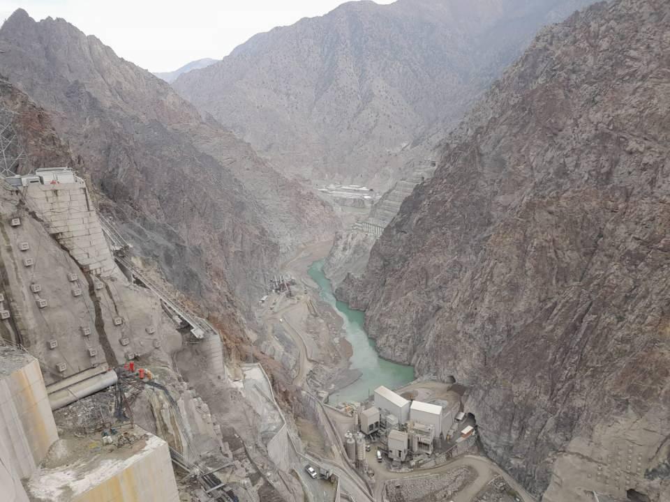 <p>275 metre gövde yüksekliğiyle Türkiye’nin en yüksek, dünyanın ise 'çift eğrilikli ince kemer baraj tipi' kategorisinde 3’üncü en yüksek barajı olan Yusufeli Barajı’nda, 558 megavat kurulu güce sahip santral yer alıyor. </p>
