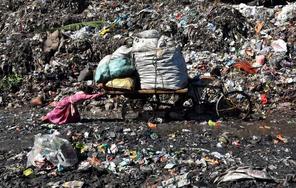 <p>Çocuklar, Bangladeş'in güneydoğusundaki Chittagong eyaletinde yer alan Ananda Bazar Çöp alanında, kullanılabilecek ya da satılabilecek eşyaları, tehlikeli ve sağlıksız şekilde arıyor.<br />
<br />
<strong>Foto Muhabiri Mohammed Shajahan</strong></p>