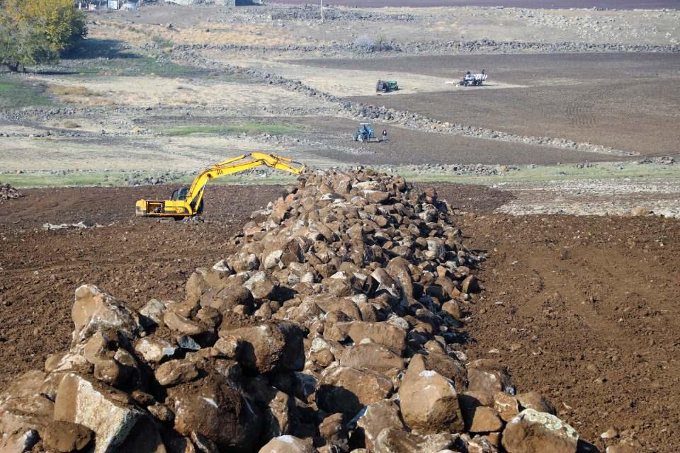 <p>Diyarbakır'da Bağlar Belediyesi tarafından yapılan çalışmada, binlerce yıl önce volkanik Karacadağ'ın püskürttüğü lavlarla üzeri kapanan bereketli topraklar, üzerindeki taşlardan arındırılarak tarıma kazandırılıyor. </p>

