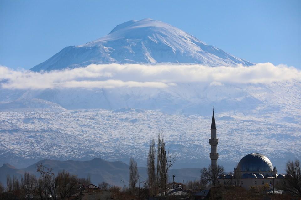 <p>Doğu Anadolu Bölgesi'nde etkili olan kar, Türkiye'nin zirvesi olan ve Ağrı ile Iğdır arasında yer alan 5 bin 137 metre yüksekliğindeki Ağrı Dağı'nda da etkisini gösterdi.</p>

<p> </p>
