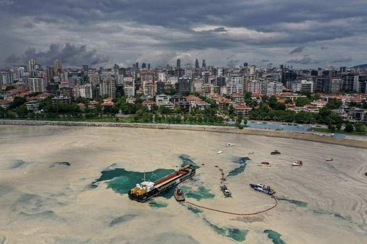 <p>15 Haziran’da, İstanbul, Marmara Denizi'ne yayılan, deniz yaşamını ve balıkçılığını tehdit eden müsilajı temizleme çalışmaları yapılıyor.</p> <p> </p> 