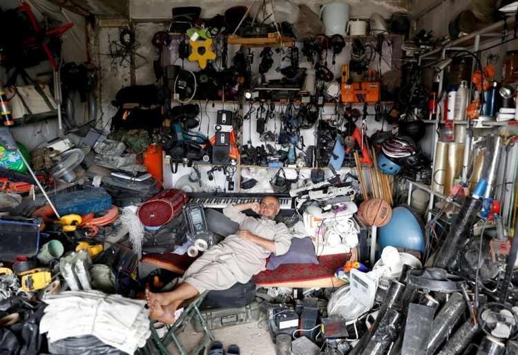 <p>5 Temmuz’da Afganistan'ın Parwan eyaleti Amerikan birlikleri tarafından boşaltıldıktan ABD'ye ait ikinci el malzemeleri satan Afgan bir adam dükkanında dinleniyor.</p> <p> </p> 
