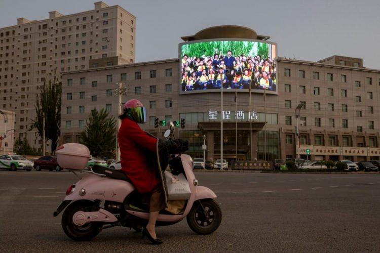 <p>30 Nisan’da bir ekran, Çin Devlet Başkanı Xi Jinping'in, Xinjiang Özerk Bölgesi Hotan'daki bir trafik kavşağında çekilmiş bir resmini gösteriyor.</p> <p> </p> 