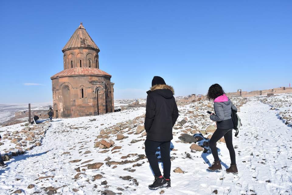 <p>Mersin'den gelen Melih Akhan da uzun zamandan beri kente gelmek için plan yaptığını ifade ederek, "Daha önce trende yer bulamadığım için gelemedim. </p>