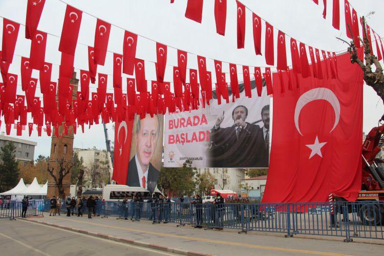 <p>Cumhurbaşkanı Recep Tayyip Erdoğan Siirt’te geliyor. Vatandaşlar Türkçe ve Kürtçe pankartlar açarak heyecanla bekleyişe geçti.</p>
