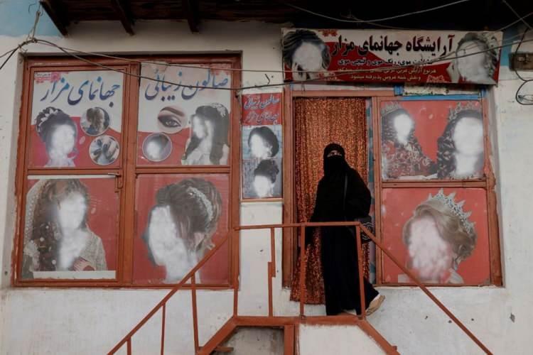 <p>6 Ekim’de peçe takan bir kadın, Afganistan'ın Kabil kentinde kadın reklamlarının bir dükkan sahibi tarafından tahrif edildiği bir güzellik salonuna giriyor.</p> <p> </p> 