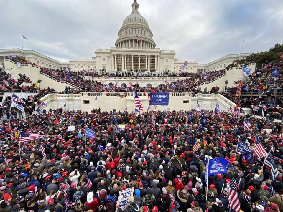 <p> ABD`nin başkenti Washington`da Donald Trump`a destek veren bir grup protestocu, polis barikatını aşarak Kongre binasına girdi. Washington`da, Seçiciler Kurulu oylarının sayıldığı ve 3 Kasım 2020`deki başkanlık seçimlerinin sonuçlarının resmileştiği Kongre oturumu devam ederken Trump destekçileri de Kongre binasının dışında protesto düzenledi.<br />
<br />
<strong>Foto Muhabiri Tayfun Coşkun</strong></p>

