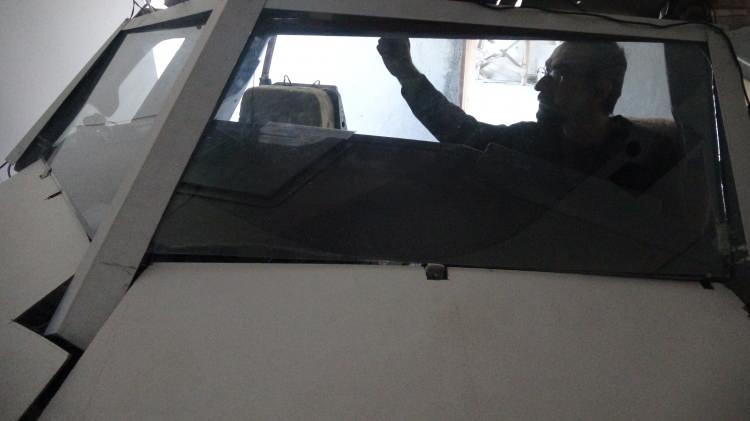 <p>Aynı zamanda müzisyen olan Alihan, kendi imkanları ile 2 katlı evlerinin bodrum katında Boeing 737-800 kokpiti yaptı. Havacılık sevgisini hayata geçiren Alihan, yaptığı kokpit ve simülatör ile sanal uçuş keyfi yaşarken, kokpiti görmeye gelen pilotlar şaşkınlıklarını gizleyemiyor.</p>