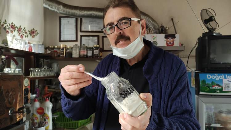 <p>İçenler tarafından beğenilen manda sütlü salebe talep artmaya başladı. Fincanının kilosu 18 lira olmasına rağmen işletmeci günde 50 fincan manda sütlü salep satıyor. Kış aylarında içilen salep vücuda enerji veriyor.</p>
