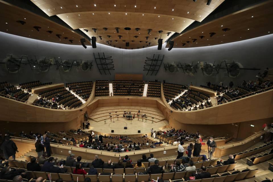 <p>Cumhurbaşkanlığı Senfoni Orkestrası'nın, uğradığı kesintiler nedeniyle inşaatı 27 yılda tamamlanan yeni konser salonları, hizmete girdiği bir yıldan beri birçok ödüllü sanatçıyı ağırladı.</p>

<p> </p>
