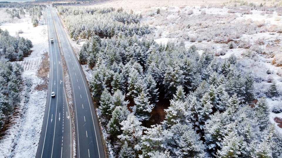 <p>Sakarya'nın Hendek ilçesi Dikmen Yaylası'nda aralıklarla kar etkili oluyor. İlçe merkezine 36 kilometre uzaklıktaki 1725 rakımlı yaylada kar kalınlığı 5 santimetreye ulaştı.</p>
<p> </p>