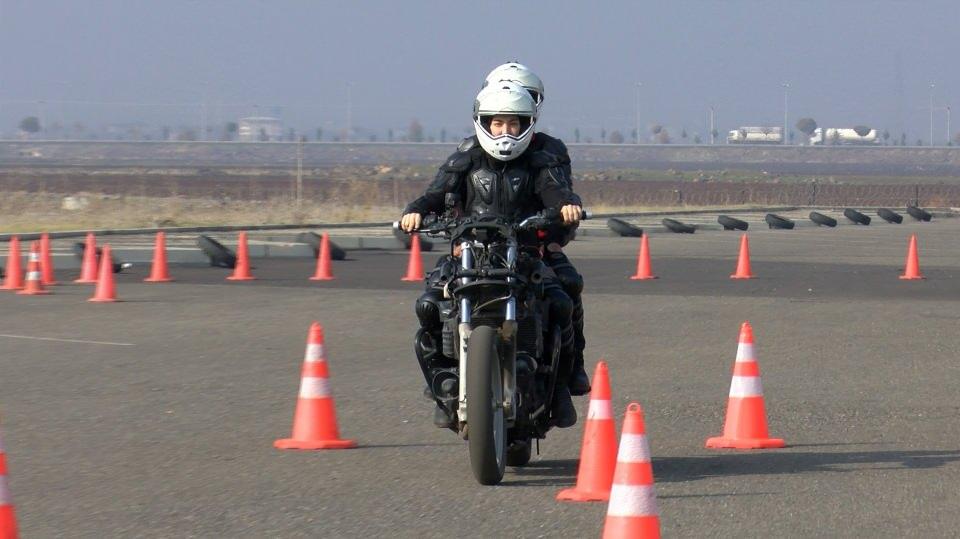<p>Uzman öğreticiler tarafından verilen eğitimde, kursiyerlere profesyonel motosiklet sürüşü, asayiş olaylarına müdahale, motosiklet üzerinden acil iniş ve binişler ile yer müdahale öğretiliyor. </p>