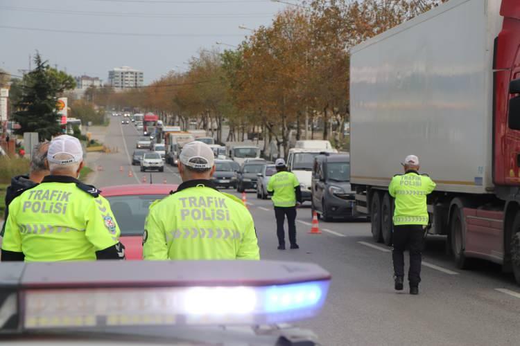 <p>Samsun’dan Ordu istikametine, Ordu’dan da Samsun istikametine gidilen yolda günlük araç geçişinin 70 bin olduğu bilgisini veren Tonoğlu, sürücülere seslenerek, "Burada hız ihlali yaptıysanız radarı gördüğünüzde lütfen frene basmayınız. </p>
