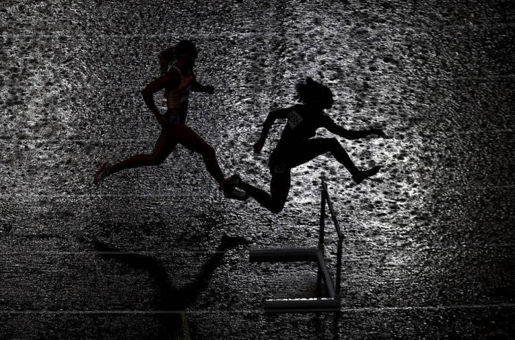 <p>2 Ağustos’ta Tokyo 2020 Olimpiyatları’nda, Atletizm Bayanlar 400m Engelli yarı finali öncesi antrenman yapan sporcular.</p> <p> </p> 