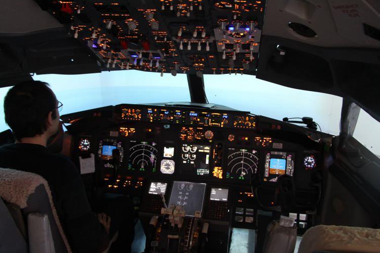 <p>Artık bu simülatörü ticari olarak düşünüyoruz. Boeing 737-800 teknolojinin gelişmesiyle birlikte bunu da geliştirdik. Bunu normal uçağın tıpatıp aynısı. Sadece hareket sistemi yok diğer sistemleri aynı” dedi.</p>
