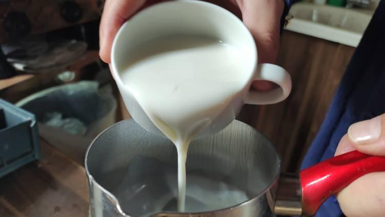 <p>Bursa'da bir işletmeci manda sütünden doğal salep yapıp fincanın 18 liradan satmasına rağmen taleplere yetişemiyor.</p>
