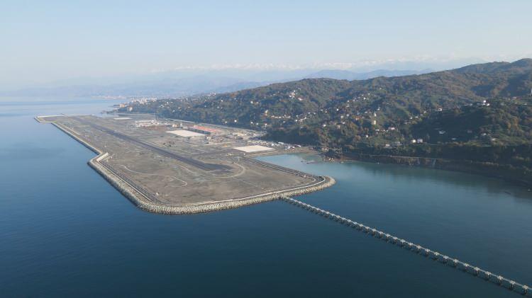 <p>Rize-Artvin Havalimanının deniz dolgusu için planlanan 100 milyon ton dolgunun 99 milyon tonu tamamlanırken, üst yapı çalışmaları ise tüm hızıyla sürüyor.</p>
