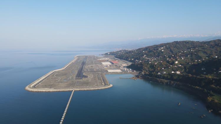 <p>Ordu-Giresun Havalimanı’nın ardından deniz dolgusuna yapılacak Türkiye'deki ve Karadeniz Bölgesi'ndeki 2. havalimanı olma özelliğine sahip olacak Rize-Artvin Havalimanı projesinin inşaat çalışmaları hız kesmeden devam ediyor. </p>
