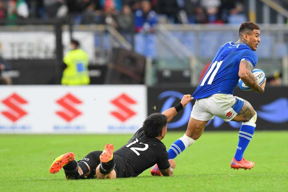 <p>Sonbahar Uluslar Serisi rugby maçında İtalya ve Yeni Zelanda takımları, İtalya'nın Roma kentindeki Olimpico Stadı'nda karşılaştı. Bir pozisyonda İtalya takımından Montanna Ioane (sağda), rakibi Quin Tupaeva (solda) ile mücadele etti.<br />
<br />
<strong>Foto Muhabiri Claudio Pasquazi</strong></p>
