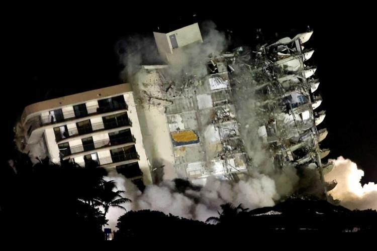 <p>Kısmen çöken Champlain Towers South konut binası Surfside, Florida, ABD'de 4 Temmuz 2021'de yıkılıyor.</p> <p> </p> 