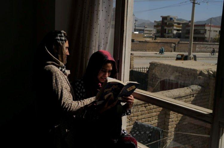 <p>23 Ekim’de 20 yaşındaki Hawa, Burhanuddin Rabbani Üniversitesi'nde (Taliban tarafından Kabil Eğitim Üniversitesi olarak yeniden adlandırıldı) üçüncü sınıf Rus edebiyat öğrencisi, kız kardeşiyle birlikte Afganistan başkenti Kabil'deki evlerinde pencere pervazında bir kitap okuyor.</p> <p> </p> 