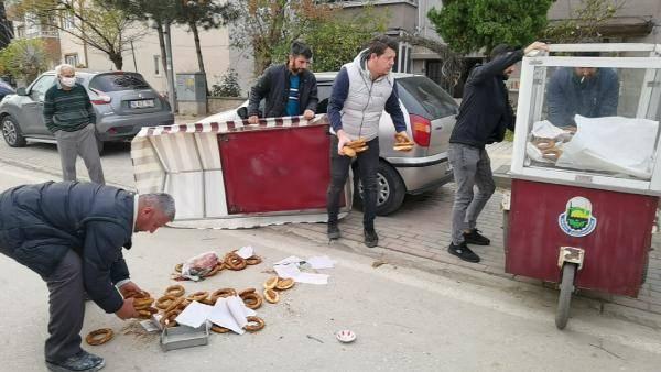 <p>Polis olayla ilgili soruşturma başlatırken, olay yerindeki vatandaşlar etrafa saçılan simitleri toplayıp, simit arabasının içine koydu. </p>
