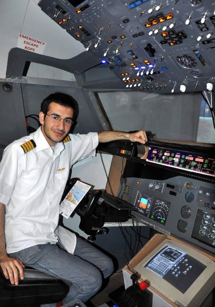 <p><strong>"Ne kadara mal olduğunu bilmiyorum, sürekli harcıyorum"</strong><br />
<br />
Boeing 737-800 kokpitinin ne kadara mal olduğunu hesaplamadıklarını vurgulayan Kolaylı, “Home Cockpit Solutions olarak bizi takip edebilirler. </p>
