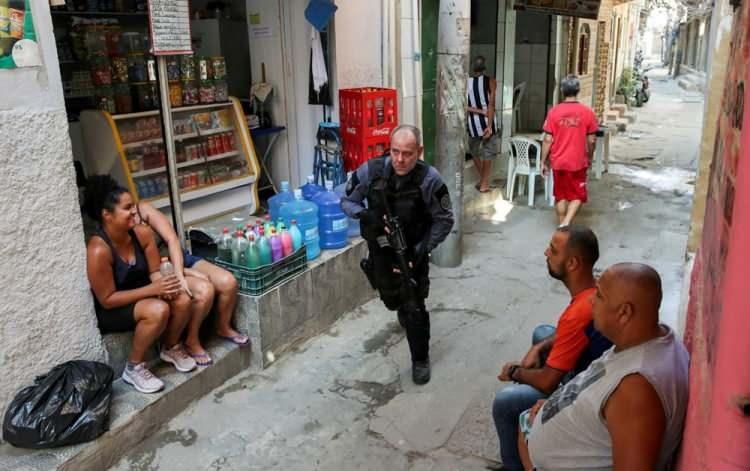 <p>6 Mayıs’ta, Brezilya'nın Rio de Janeiro kentindeki Jacarezinho gecekondu mahallesinde uyuşturucu satıcılarına yönelik bir operasyon sırasında bir polis memuru pozisyon alıyor.</p> <p> </p> 