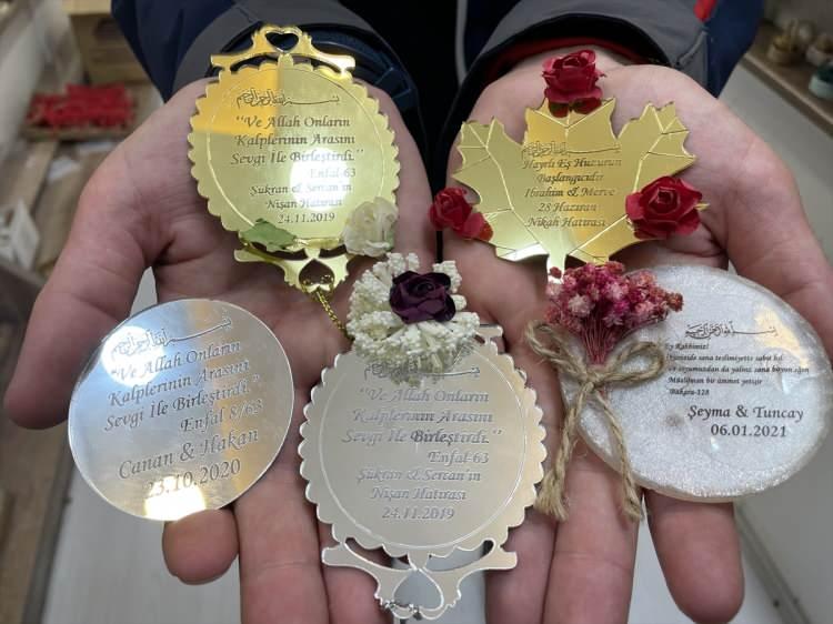 <p>Nikah şekeri satan esnaf, isteğe göre her türlü tasarım ve paketin hazırlanabildiğini belirtirken, Kur'an-ı Kerim, tespih, kandil yağı, sabun, mum, lavanta, kütük, ayna ve tohumun yanı sıra fleksi ve epoksi ürünlerin de en çok tercih edilen hediyelikler arasında olduğuna vurgu yaptı.</p>
<p> </p>