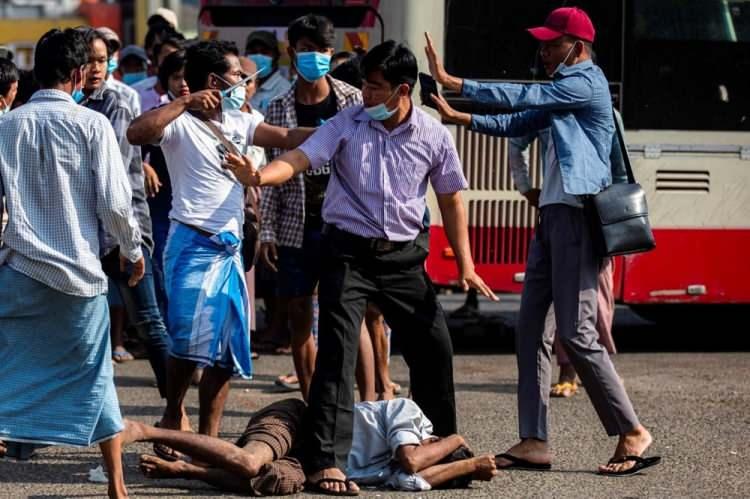 <div>Bir askeri destekçi, 25 Şubat'ta Myanmar'ın Yangon kentinde düzenlenen bir askeri destek mitingi sırasında darbe karşıtı protestocularla yüzleşirken keskin bir nesneyi gösteriyor.</div> <div> </div> 