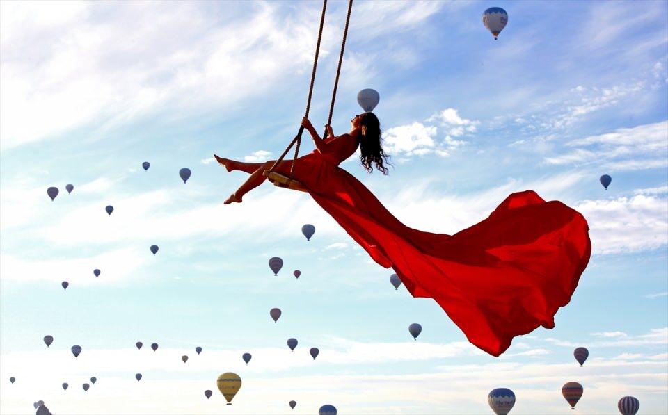 <p>Kapadokya'da, sıcak hava balonlarının renk kattığı manzarada fotoğraf çektirmek isteyenler için vinçlerle salıncak kuruldu.<br />
<br />
<strong>Foto Muhabiri Behçet Alkan</strong></p>