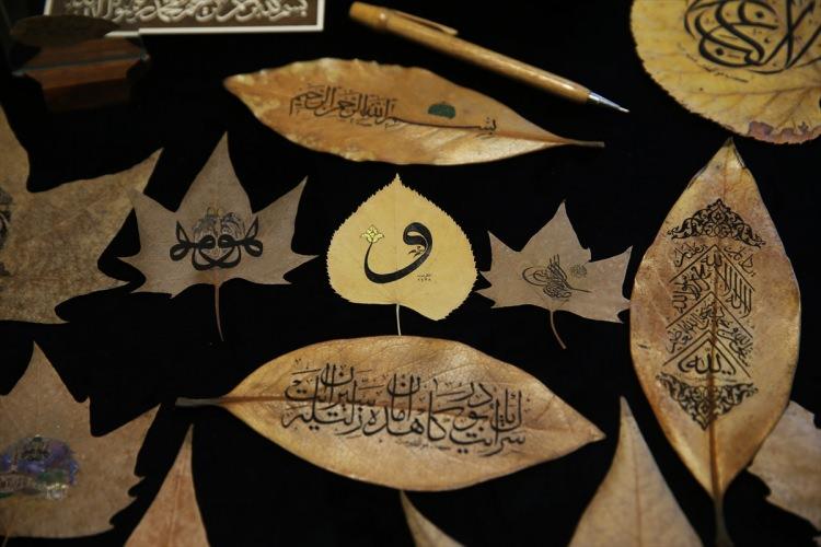<p><strong>"Yaprağı kendi neslinden olan kitapların arasında kurutuyorum"</strong></p>

<p>Yazıya ya da resme başlandığında ilk olarak kullanılacak aletlerle tanışılması ve aletlerin de sanatçıyı sevmesi gerektiğini belirten Üge, hat yazarken kullandığı aletlere ilişkin şu bilgileri verdi:</p>

<p>"Yaprak üzerine çalışırken çok hassas kamış kullanmam gerekiyor. Kamışı da Muğla'daki dere yataklarının yanlarındaki kargılardan topluyorum, kurutuyorum. Sonra hatta kullanılacak şekle gelinceye kadar bekliyorum. Esnek kabiliyete gelen kalemi hangi ölçü biriminde kullanacaksam ona göre hazırlıyorum. Ecdat is mürekkebi kullanmış ama bugünlerde gaz yağından çıkan pek is yok, bulamıyoruz artık hattatlar için olabilecek mürekkepleri. Biraz daha pigment esaslı mürekkep kullanıyoruz. </p>
