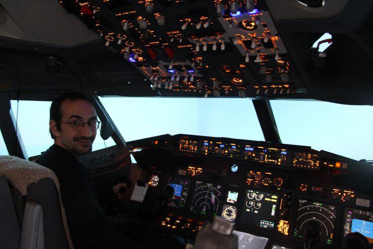 <p>Bu sevgi bende bağımlılık yaptı. 10 yıl önce yine evimin bodrumunda oluşturduğum sistemi daha da geliştirdik. Bu süreçte bir arkadaşımla tanıştım. Çalışmalara beraber devam ettik. Sonrasında bu portatifi inşa ettik. 10 yıl önceki simülatör ile bunun arasında fark var. Profesyonel olarak yaptık. </p>
