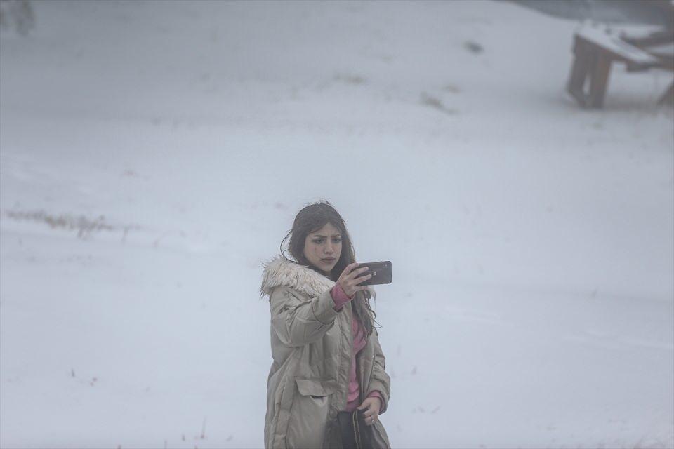 <p>Sisin etkili olduğu Uludağ’da en düşük hava sıcaklığı sıfırın altında 11, en yüksek ise 0 derece olarak ölçüldü.</p>
<p> </p>