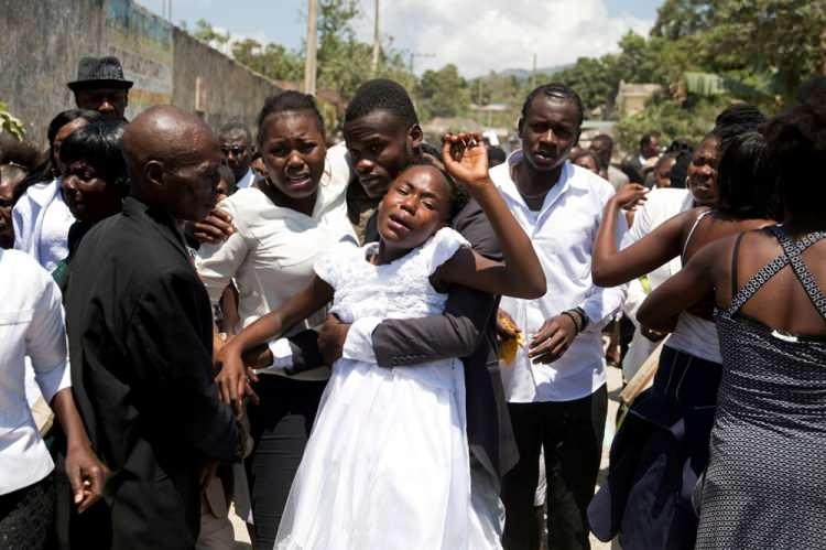 <p>20 Mart’ta Plaisance, Haiti'deki kardeşler 13 yaşındaki Rode Naika Joseph ve 18 yaşındaki Rodelin Joseph, mezarlığın kapılarında yas tutuyorlar.</p> <p> </p> 