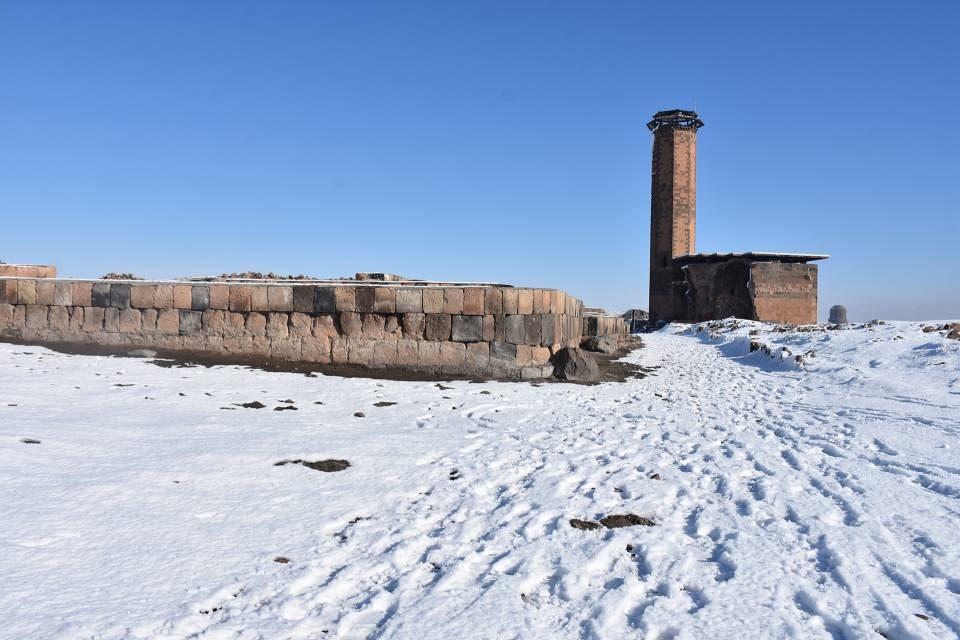 <p>Ani dört mevsim farklı güzelliğe bürünmekte. Şimdi de yağan karla çok farklı bir cazibe merkezi haline gelmiş durumda. Yerli ve yabancı turistleri muhakkak Ani'ye kültür ve tarih gezisi yapmaya davet ediyorum." dedi.</p>
<p> </p>